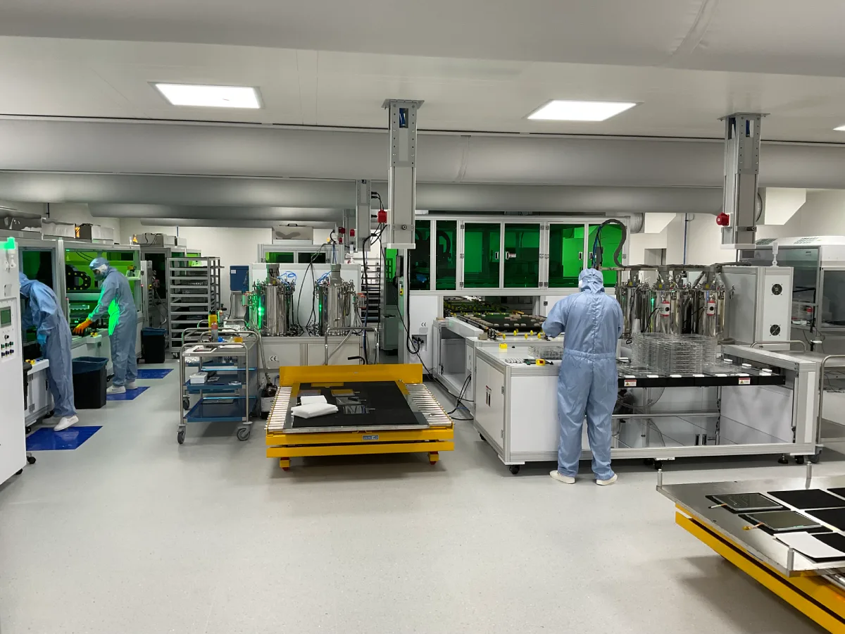 ISO 7 cleanroom – touch lamination and process equipment